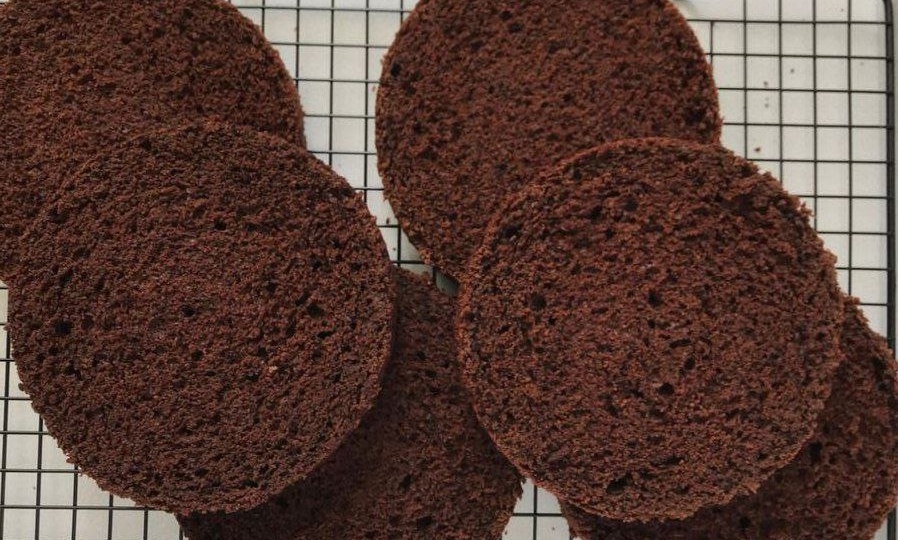 Секреты шоколадного бисквита: влажный и сочный вкус, который тает во рту