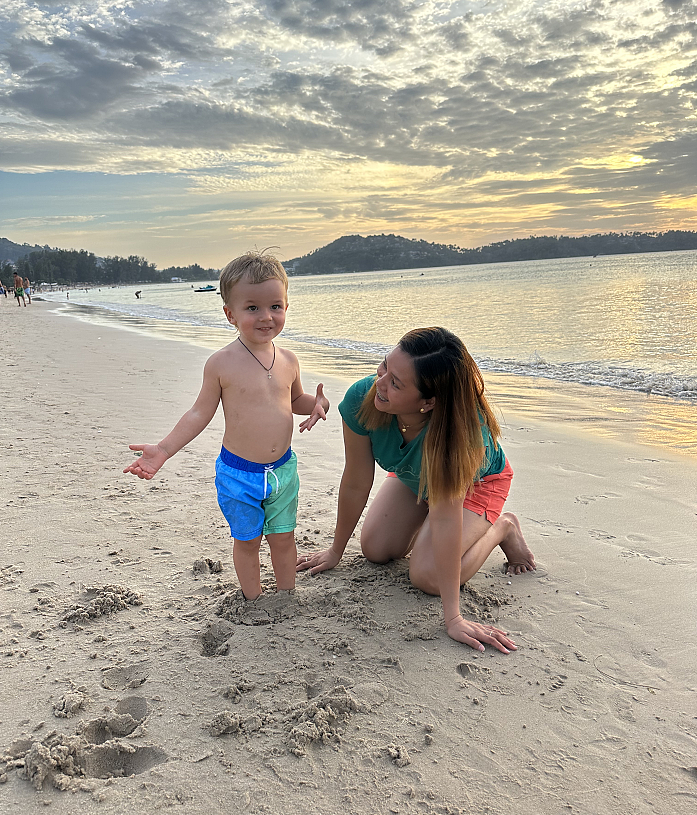 Мой младший сын и его няня Джой. Кстати, она филиппинка