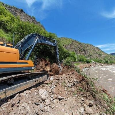 На станции Ахтала завершена работа по восстановлению линии электропередачи длиною 230 метров, а также опор и кабелей связи протяженностью 400 метров. Также проведен демонтаж и промывка напольного оборудования станции от грязи. Завершена очистка от грязи внешнего станционного оборудования, завершен демонтаж поврежденных устройств автоматики.