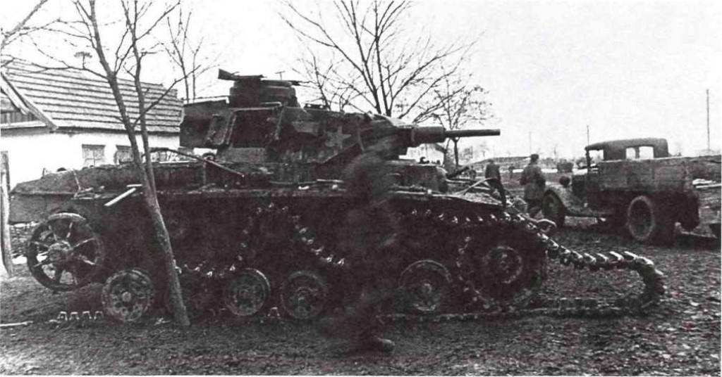 Затравленный немецкий танк Т-3. Экземпляры таких машин немцы поставили перед войной в СССР.