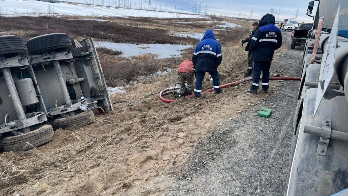 Бензовоз с конденсатом завалился на бок на трассе Сургут — Салехард |  Север-Пресс Новости Ямала | Дзен