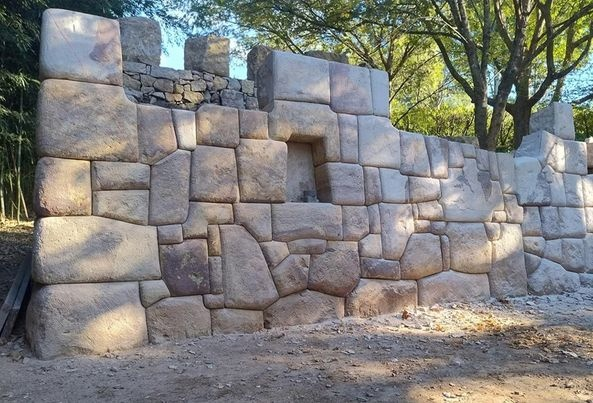 Передняя часть стены