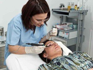 Суть лазерной биоревитализации состоит в обновлении, оживлении кожи путем введения гиалуроновой кислоты в глубокие слои кожи при помощи лазера.