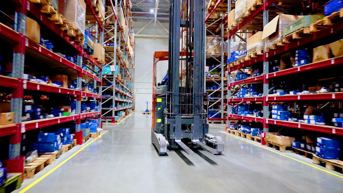 Склад интернет магазина запчастей для коммерческого транспорта parts.sotrans.ru