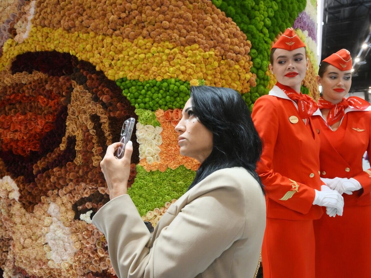    Стенд из живых цветов на ПМЭФ© РИА Новости / Илья Питалев