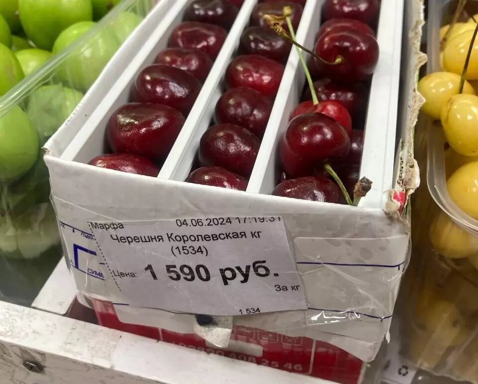В небольших придомовых магазинах сложно найти черешню дешевле 1000 руб за 1 кг. Фото: newizv.ru