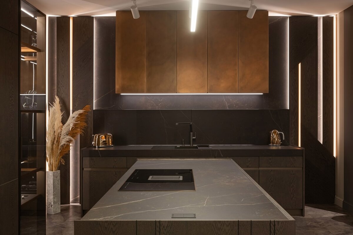 Кухня состоит из 3х частей: пристенной части с зоной хранения и крупной бытовой техникой, пристенной части с зоной мойки и острова с приставным обеденным столом.