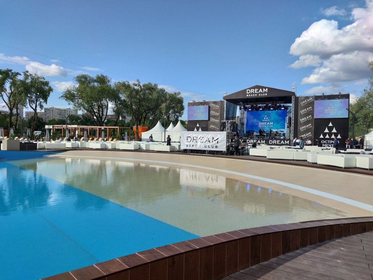 Dream beach club скидки. Dream beach club москва. Остров мечты пляж москва. Дрим бич остров мечты. Остров мечты бассейн на улице.