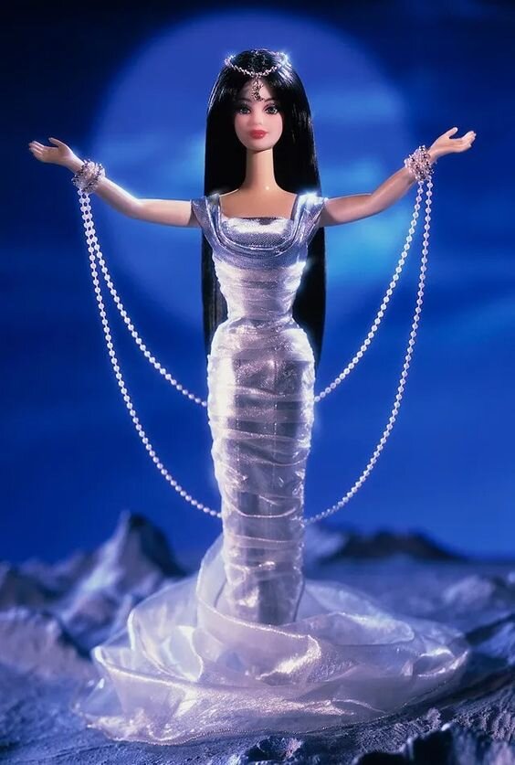 Midnight Moon Princess Barbie 2000. Промофотография взята с Pinterest.