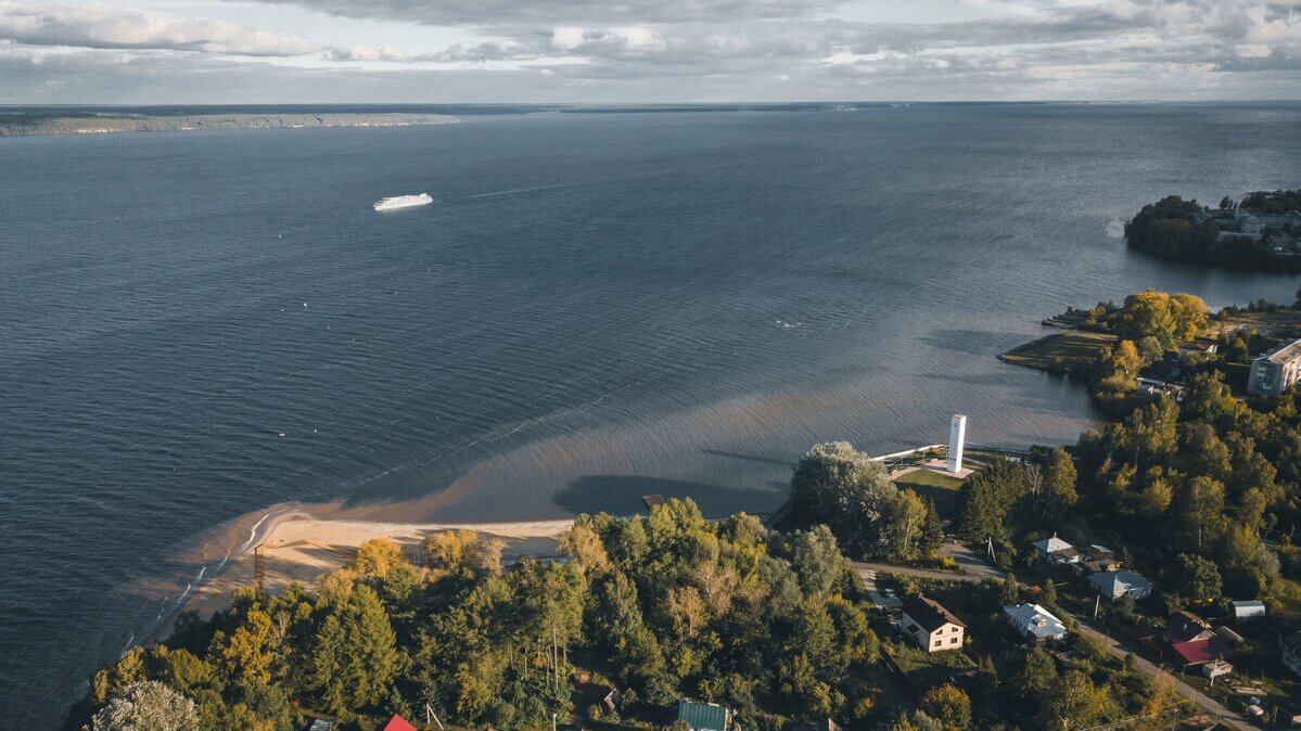 1. Образованное Нижегородской ГЭС, Горьковское водохранилище поглотило деревни, монастыри и старинные города.