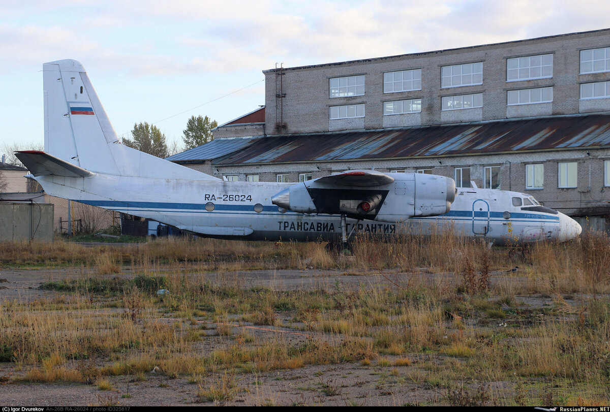 Самое свежее фото борта, сделанное в 2023 году. Стоит в аэропорту Архангельска. Координаты: 64.596877, 40.701388