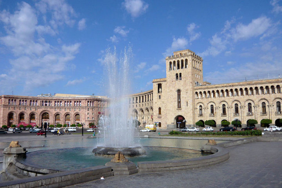 фото Отель Марриотт, Правительственное здание № 2 и «Поющие фонтаны» 