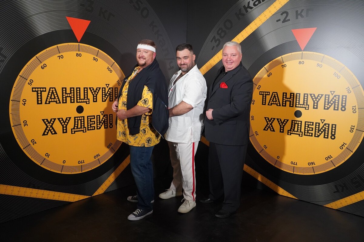    Три мушкетёра готовы выступить на королевском балу