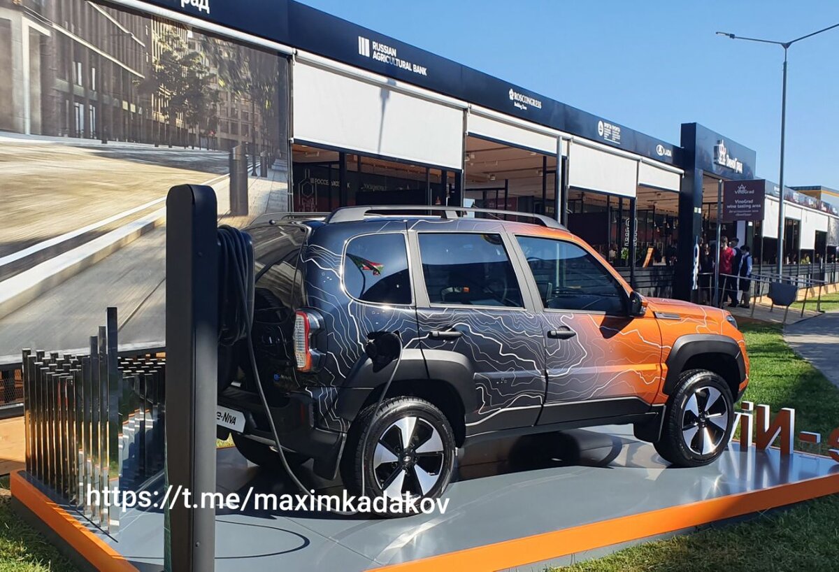 Концепт-кар LADA e-Niva на стенде 27-го Петербургского международного экономического форума 2024