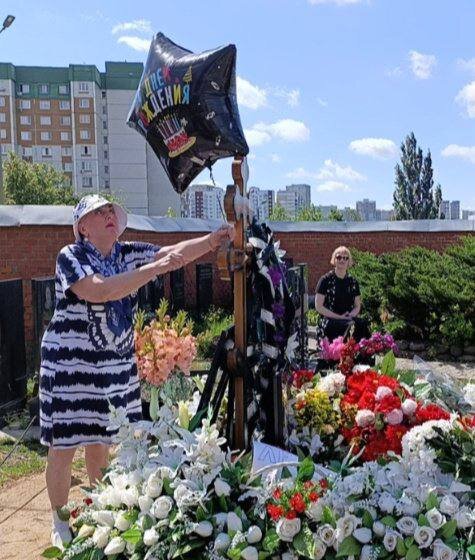 Судя по одежде, не скажешь, что ей голову солнышком напекло