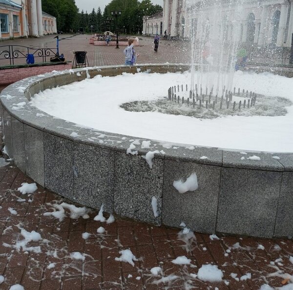     В Шуе борцы за чистоту напустили мыла в фонтан в центре города