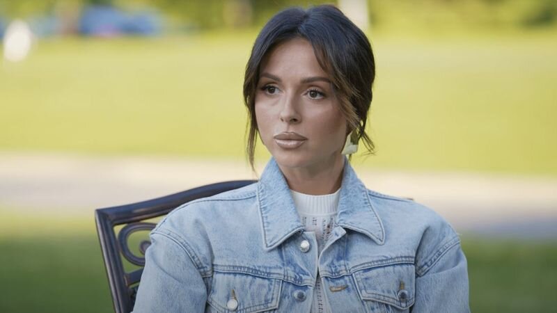    Певица Нюша дала интервью Лауре Джугелии. Фото: кадр из видео