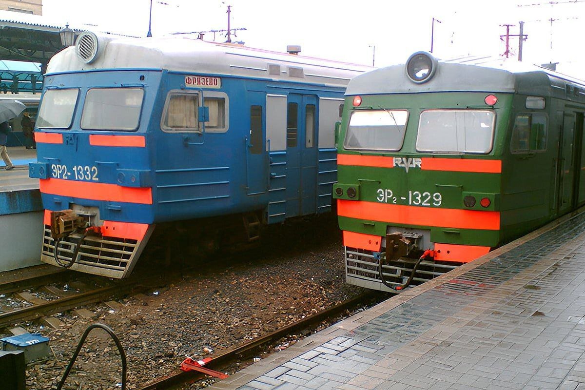 ЭР2-1332 и ЭР2-1329 на Ярославском вокзале, осень 2007 года