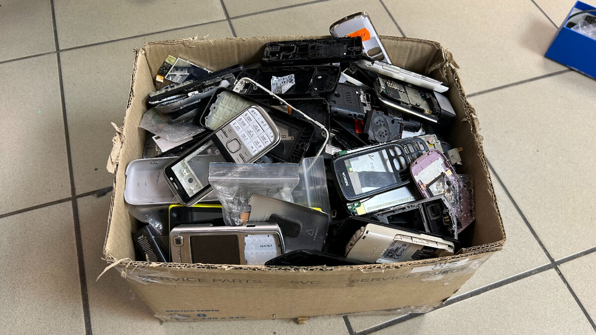 Коробка со старыми телефонами
