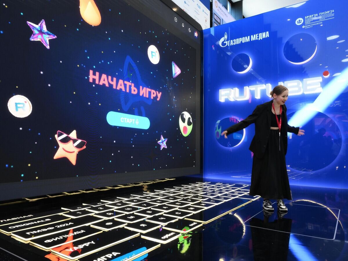    Стенд Rutube в виде огромного ноутбука на ПМЭФ-2024© РИА Новости / Александр Кряжев