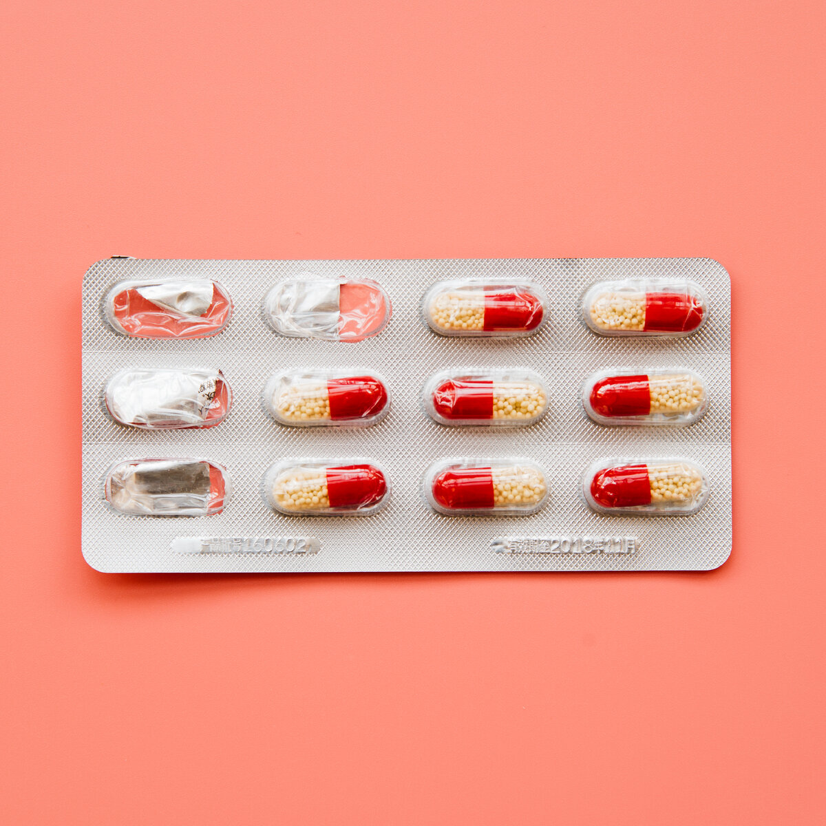 Спансулы в прозрачном фармацевтическом блистере "пластик + фольга" Капсулы в прозрачном блистере "пластик + фольга" <a href="https://ru.freepik.com/free-photo/side-view-pharmacist-work_41253995.htm#fromView=search&page=1&position=32&uuid=de06d932-21c2-4d65-9547-0e7c8e0b9261">Изображение от freepik</a>