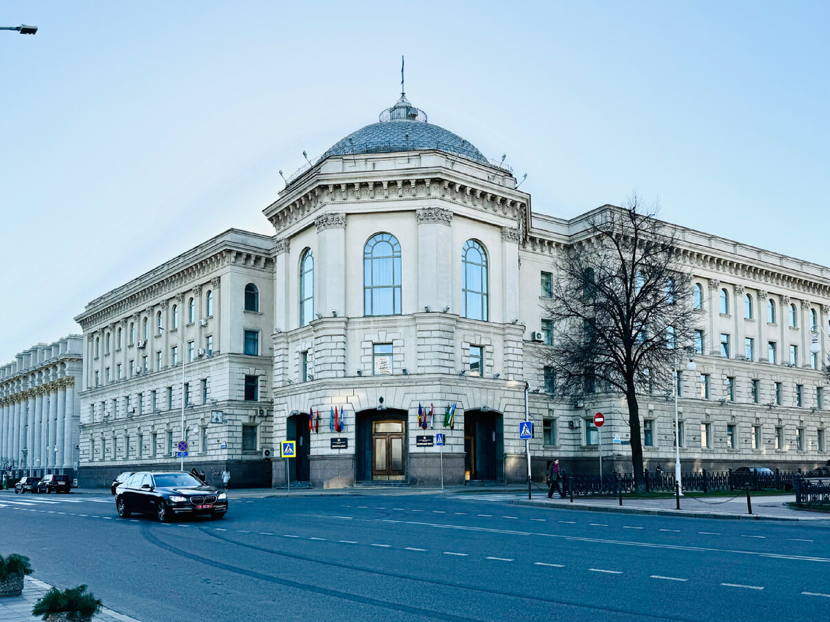 Дороги в Минске многополосные, это очень удобно. И машин на дорогах мало