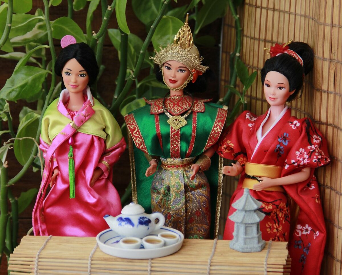 Слева направо: кореянка, тайка и японка DOTW