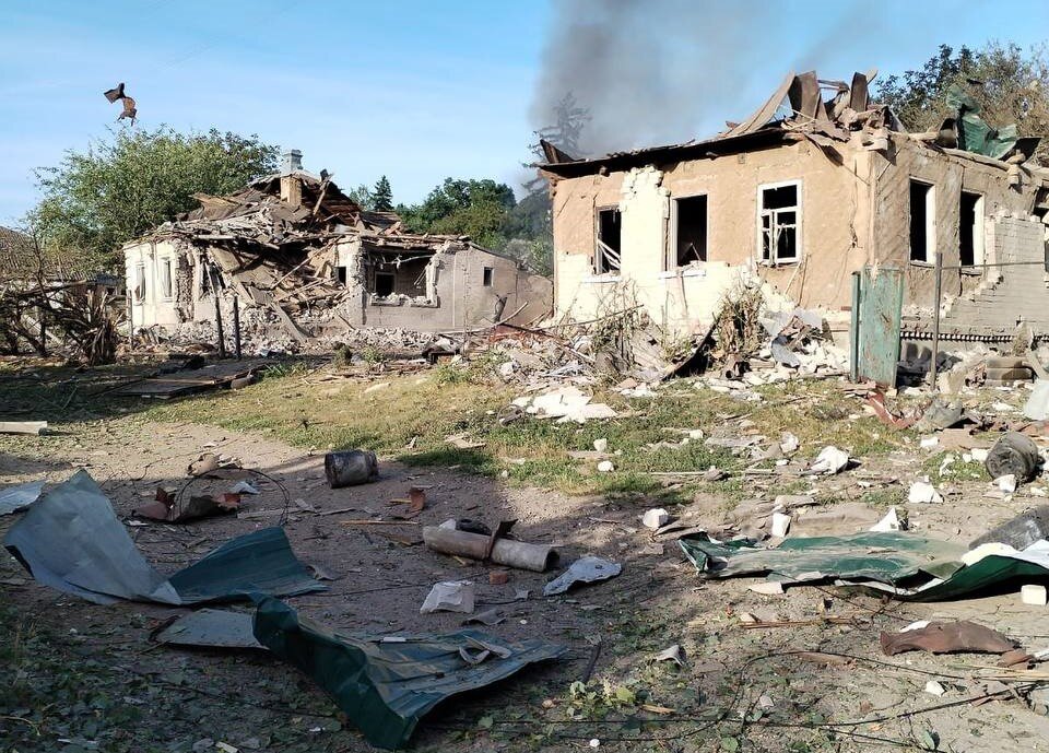 Последствия прилёта КАБ-250 и ФАБ-500 в Купянске накануне утром. Было до 80 человек и несколько единиц техники. Пострадала местная тероборона и 44 бригада ВСУ, источник – Телеграм-канал Направленец по Украине