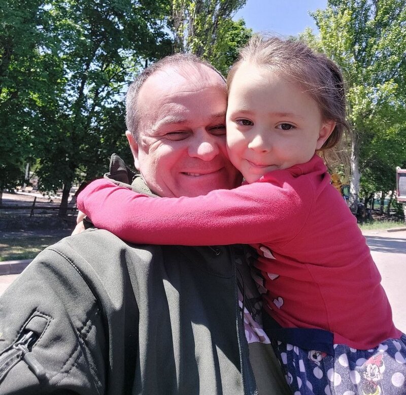 Потерявшая родителей Алина долго не хотела отпускать дядю Сережу, который взял шефство над их осиротевшей семьей.