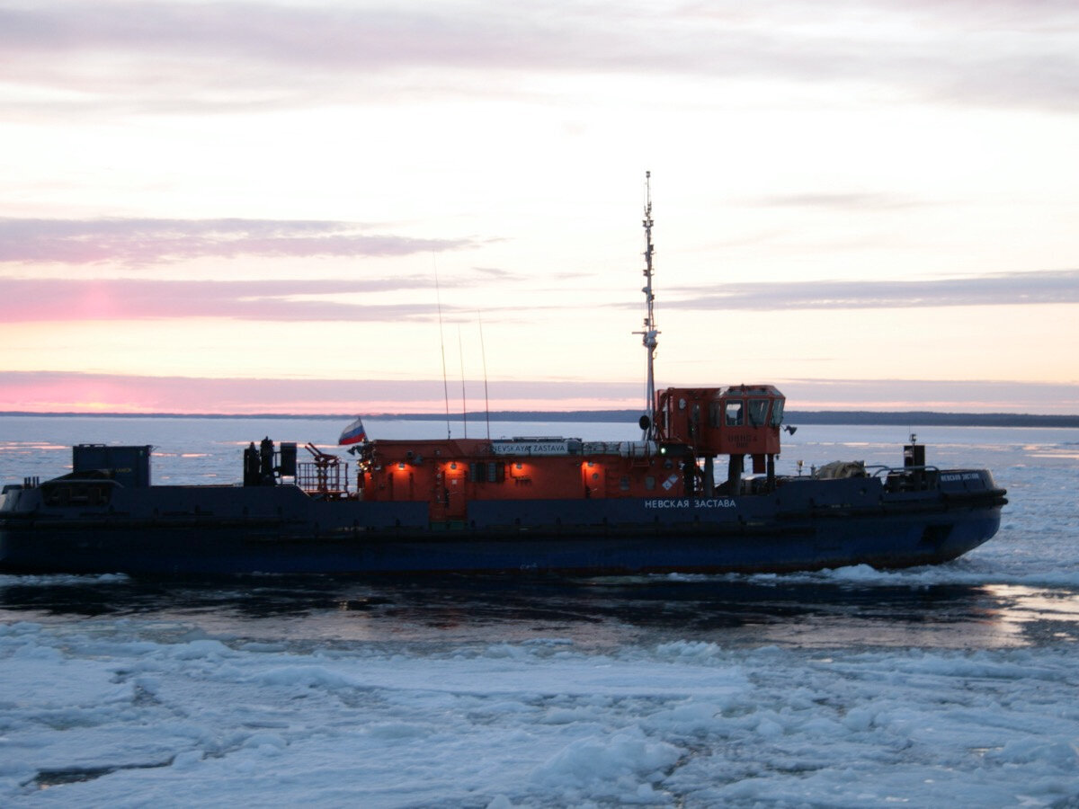 Дизельный ледокол «Невская застава» прокладывает путь в Онежском озере
