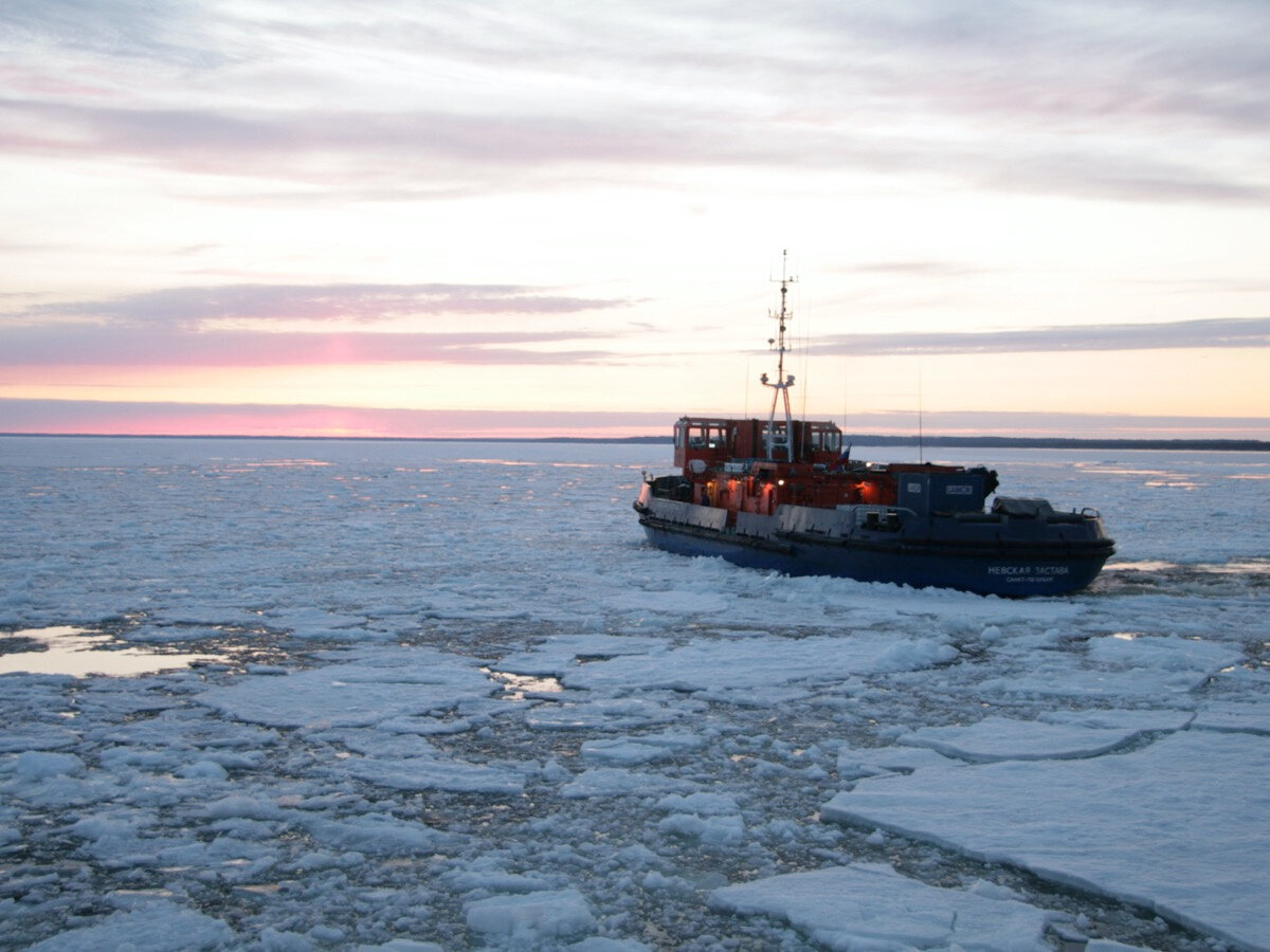 Сейчас уже довольно светло, и ледокол заканчивает свою работу, которую начал затемно, около четырёх утра