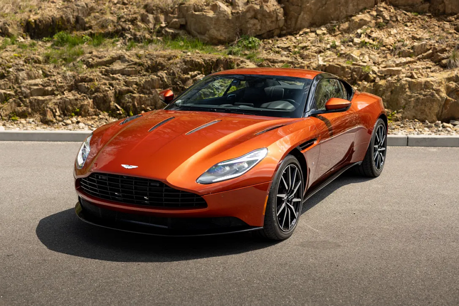 Эта эксклюзивная машина - настоящее воплощение стиля и мощи британского автомобильного бренда Aston Martin.
