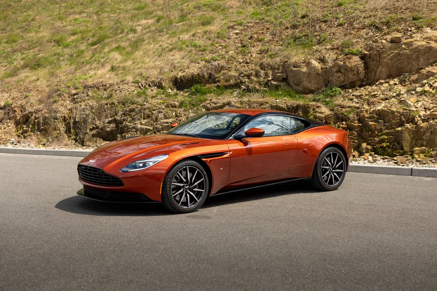 Эта эксклюзивная машина - настоящее воплощение стиля и мощи британского автомобильного бренда Aston Martin.-2