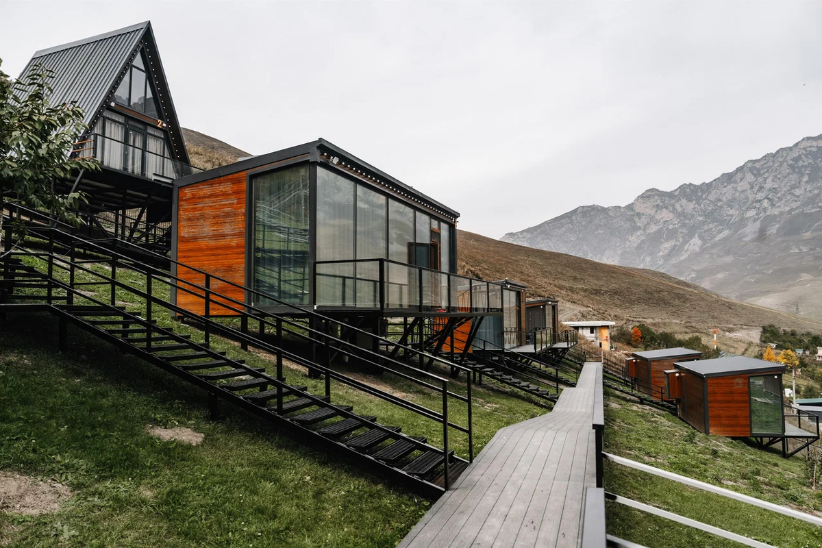 Рядом с Mountain Saniba Eco Hotel нет продуктовых магазинов, поэтому питание в гостинице предлагается по системе Full board (трёхразовое). Фото: Mountain Saniba Eco Hotel / Яндекс Путешествия