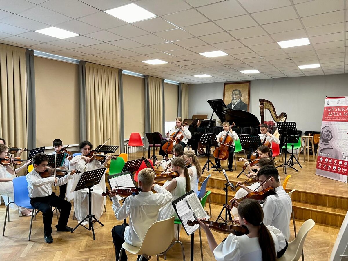 Оркестр "Крещендо", ЦДШИ г .Химки, занял третье место на конкурсе "Музыка - душа моя" в Москве. На первом пульте Елена Александровна Кайдановская и ее ученик Дмитрий Береснев.