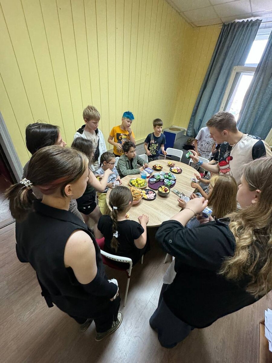 Клуб Cherrylane. Митя в центре.