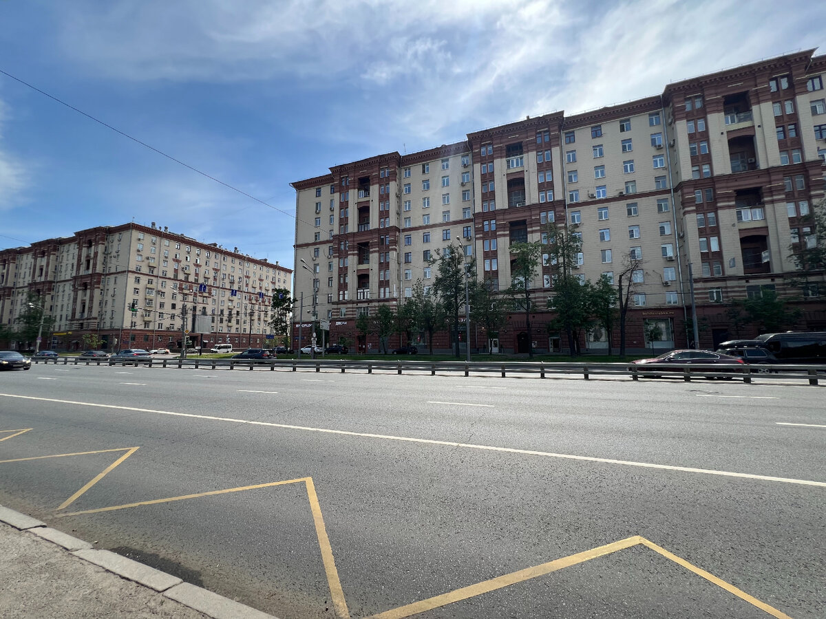 Справа дом №74/2, слева - №76/1. Фото 2024, моё.