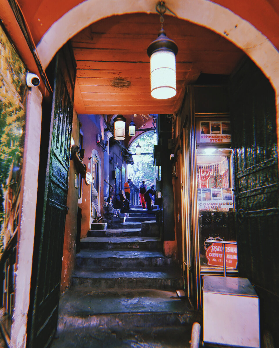 Такие улочки есть внутри Базара