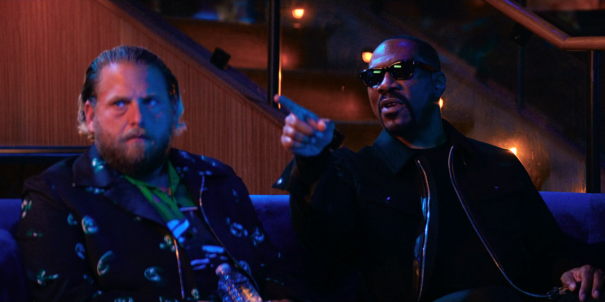 В комедии «Что за люди?» Эдди Мэрфи пышет крутизной и ничем не выдаёт солидного возраста