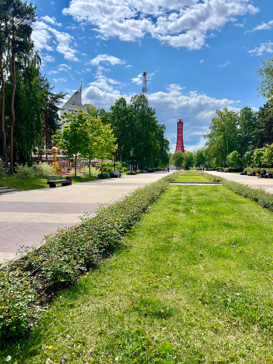 Центральная аллея. Впереди Красный Маяк. Фото автора. 