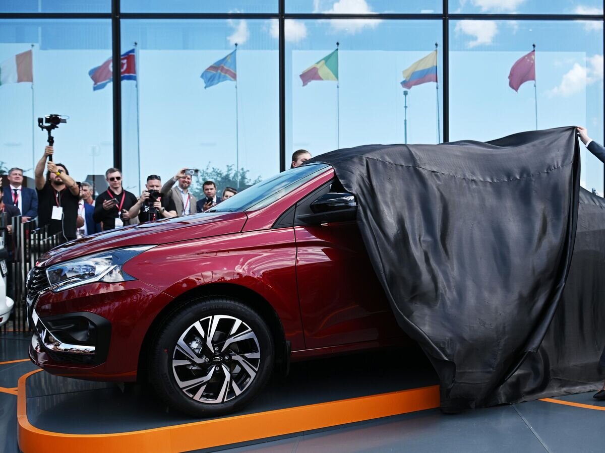    Презентация новой модели Lada Iskra на ПМЭФ-2024© РИА Новости / Сергей Бобылев