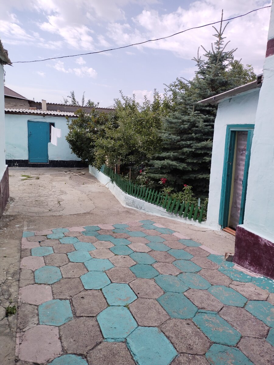 Дворик дома в Балыкчи. Фото автора канала "Босиком по обочине"