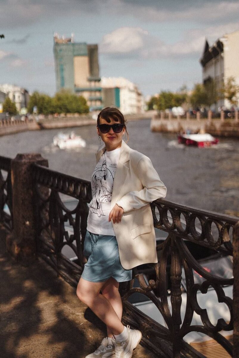 На фоне моего любимого старинного здания, на которое мало кто обращает внимание