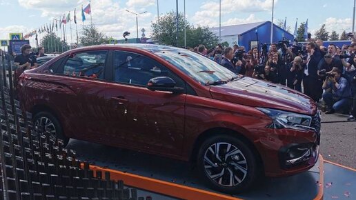 Кадры с презентации новинки АвтоВАЗа Lada Iskra на ПМЭФ