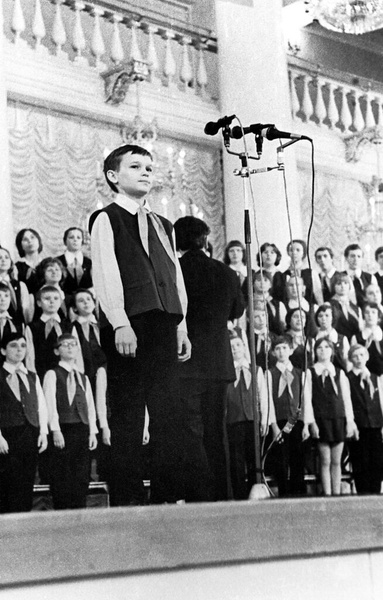 Зрители были поражены чистым, пронзительным голосом мальчика и вызвали его на бис.