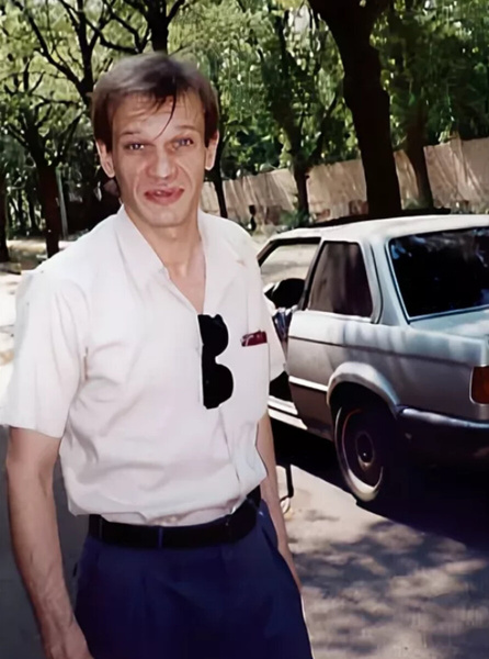 Музыкальную школу Сергей так и не закончил, имея лишь базовое образование хора Попова.