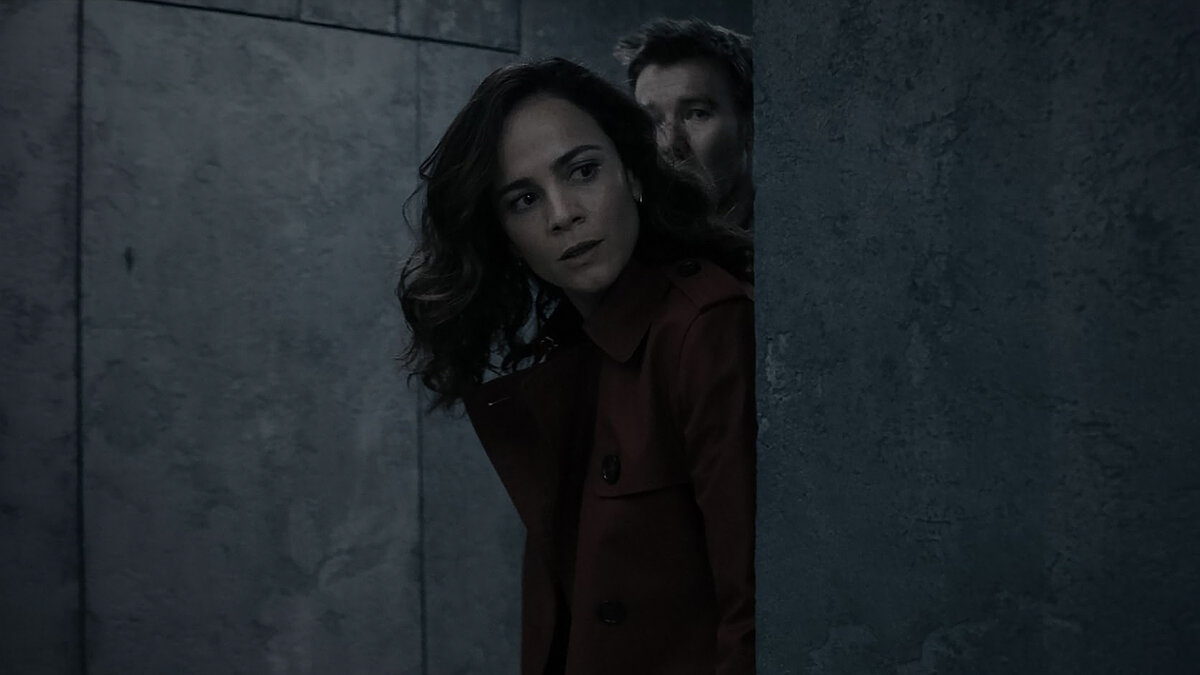 Кадр из сериала "Темная материя"