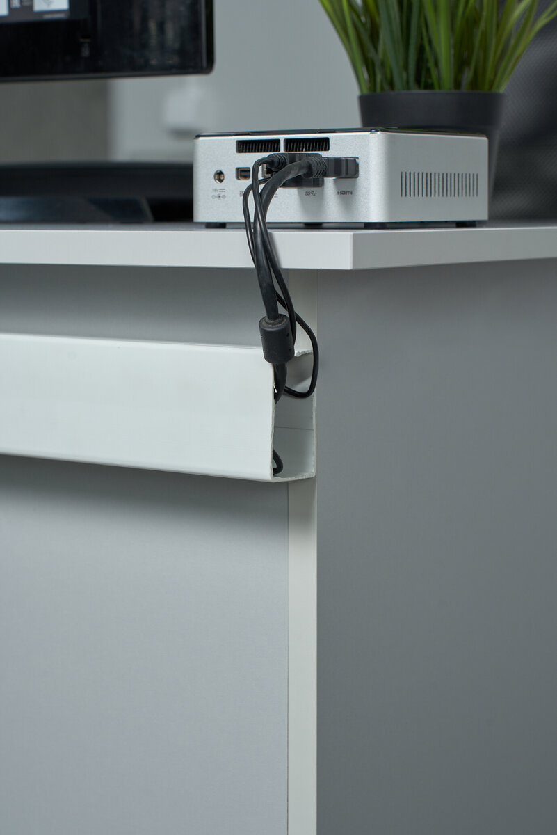 Использование Уфакор 60х40 на задней стороне стола.