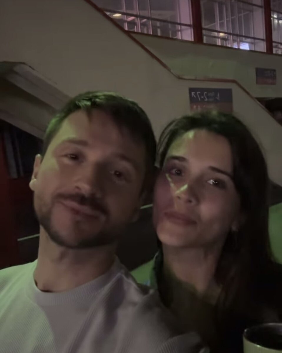    Вместе со своей командой певец снял видео, на котором представил Соню Лазареву. Фото: кадр видео