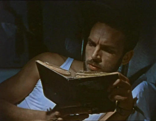 Сундуков в фильме "3+2" читает детектив. Фото с сайта "Кинопоиск".